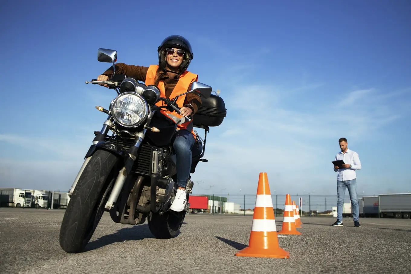 kobieta podczas nauki jazdy motocyklem